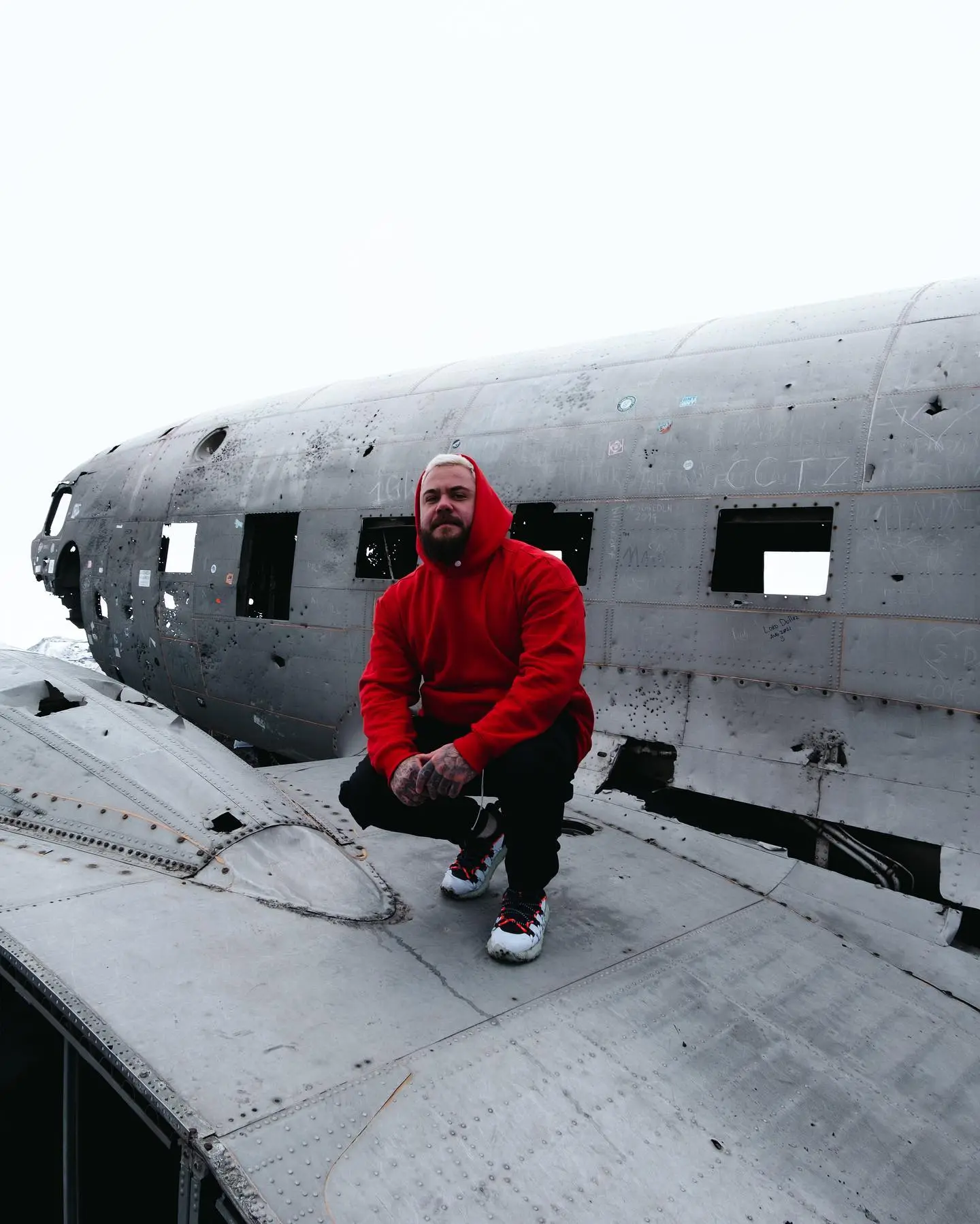 Felipe Buendgens em uma expedição ao lado de uma aeronave