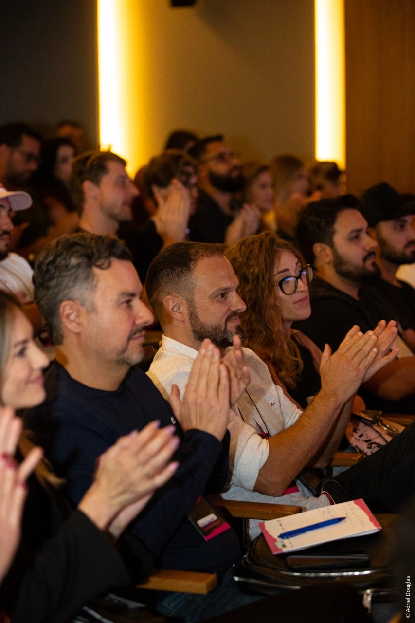 Pessoas aplaudindo em um evento